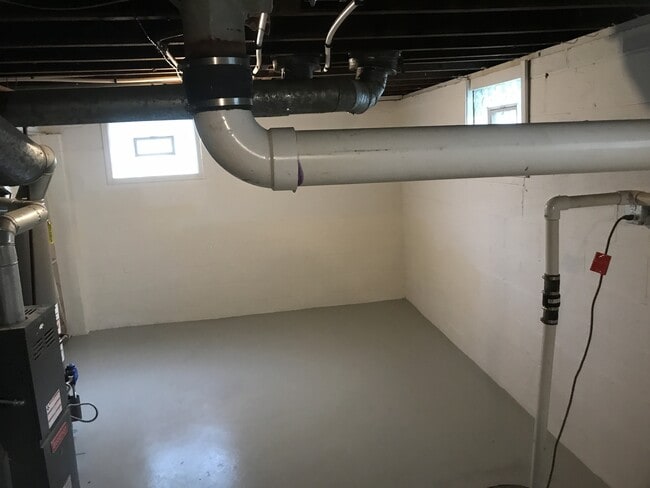 Building Photo - 2 BEDROOM HOME WITH APPLIANCES