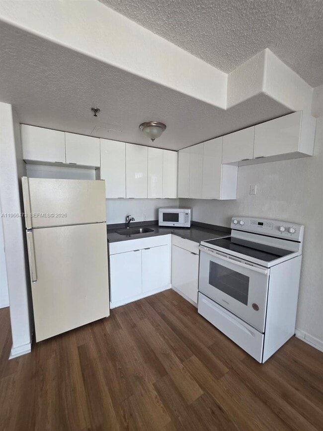 Building Photo - 16450 NW 2nd Ave