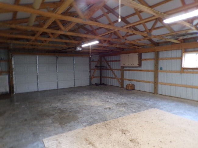 Building Photo - Unique 2 Bed 2.5 Bath Country Home!