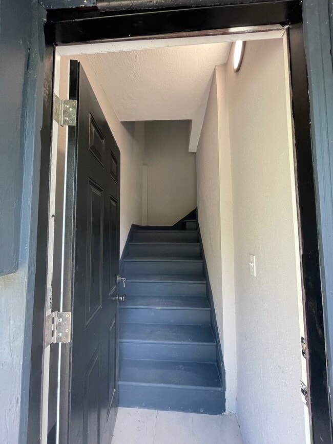 Building Photo - Charming Upstairs 2/1 - Available Now!