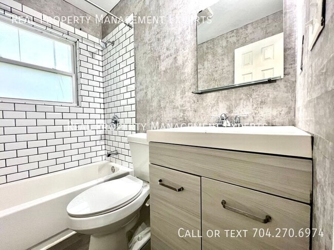 Building Photo - 2503 Eastway Dr