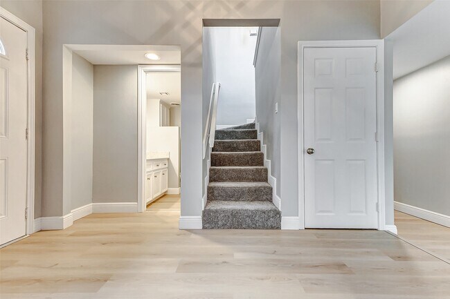 Building Photo - 1727 Cloister Dr