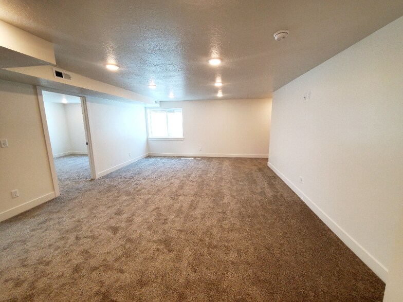 Building Photo - 809 380 E