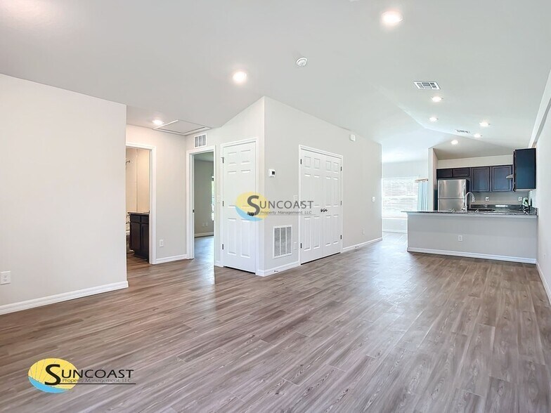 Building Photo - 358 Bamboo Dr