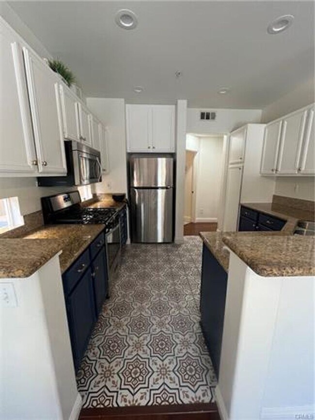 Building Photo - Beautifully designed townhome