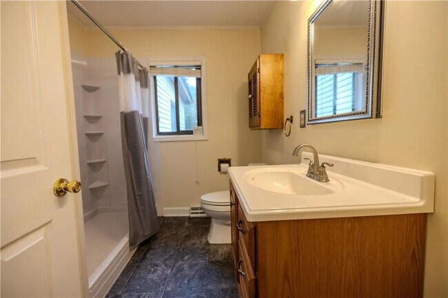 Building Photo - 3 Bedroom Home w/ Workshop and Fenced Yard