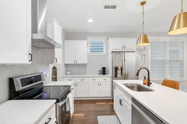 Building Photo - 3 Bedroom Inglewood Home