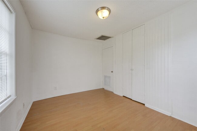 Building Photo - 2205 Kingsdale Dr