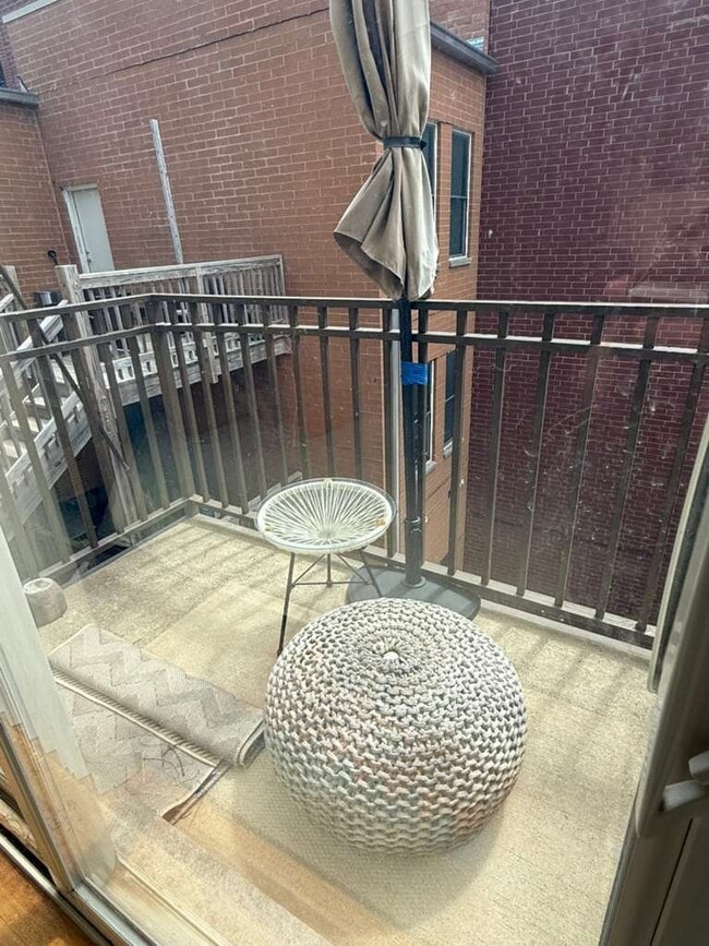 Building Photo - 807 W Lill Ave