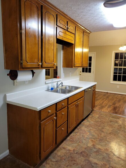 Kitchen - 119 Bay Court Dr