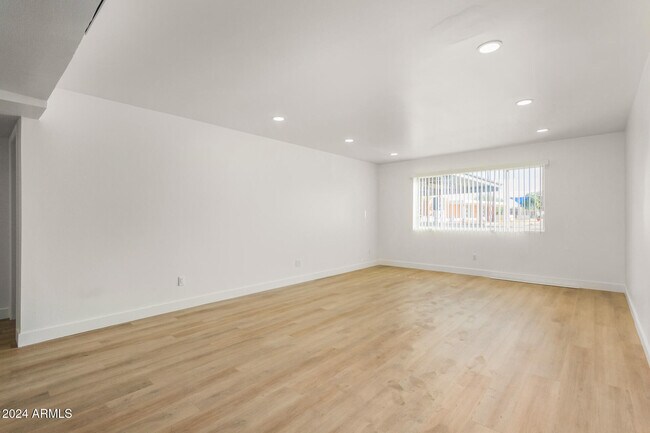 Building Photo - 936 W Rio Salado Pkwy