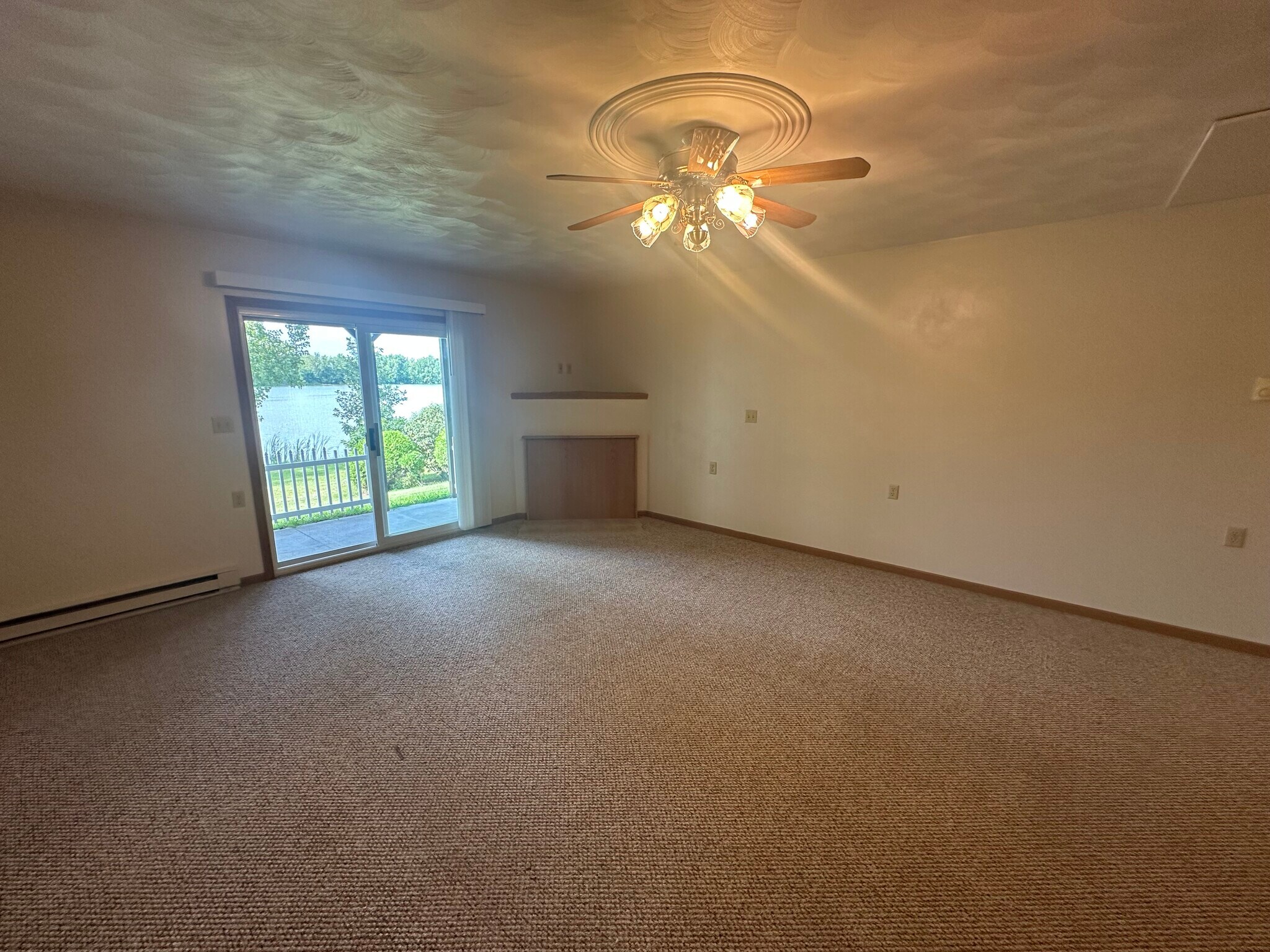 Building Photo - 1002 Lakeshore Dr
