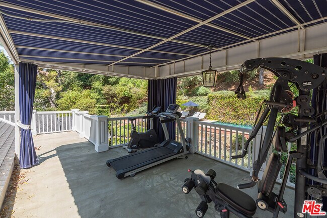 Building Photo - 9305 Hazen Dr