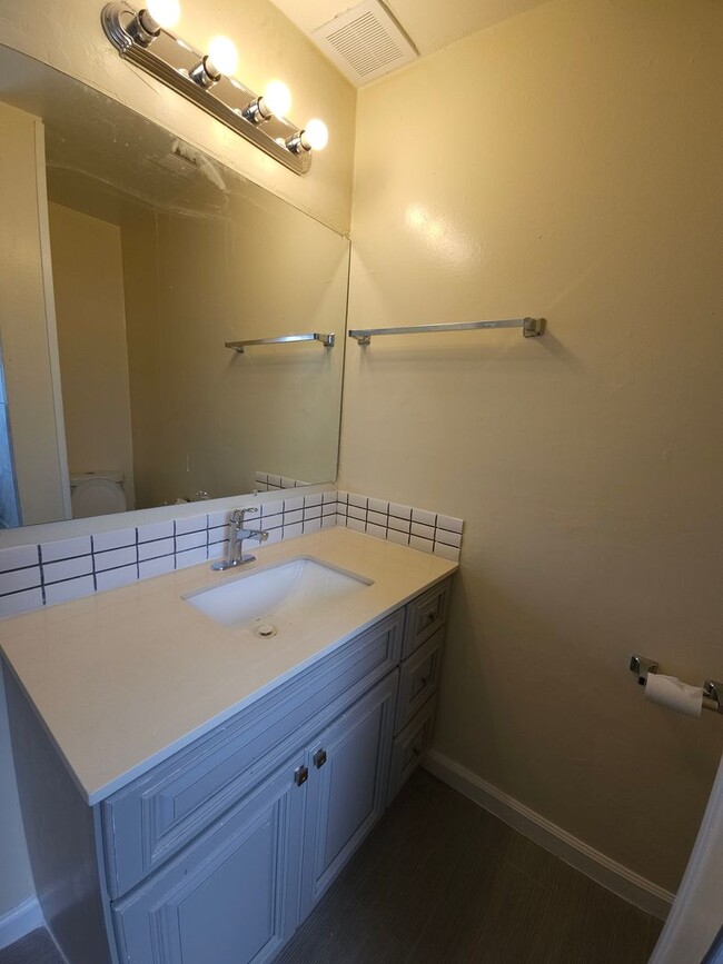 Building Photo - Large 5 bedroom 2 bath Split Level House w...