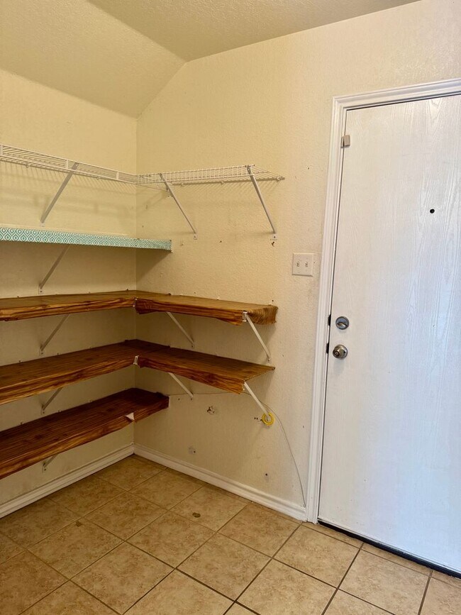 Building Photo - 204 Gatewood Oak