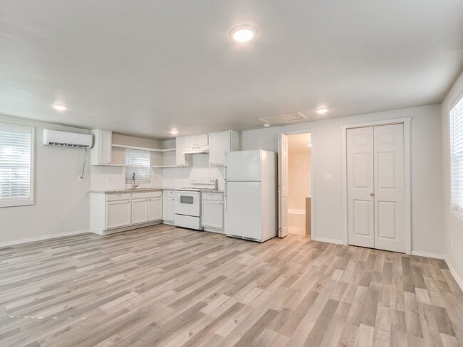 Building Photo - Newly renovated efficancy with fenced yard.