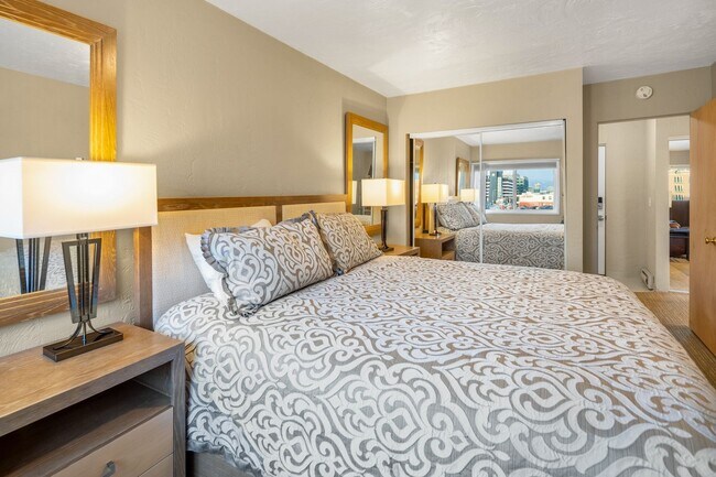 Building Photo - Downtown Furnished 1 Bed / 1 Bath Apartmen...