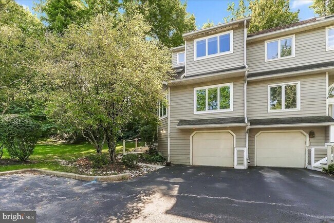 Building Photo - 400 Wooded Way