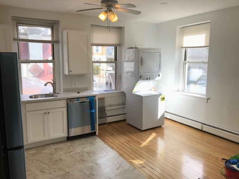 Building Photo - 378 Thames St