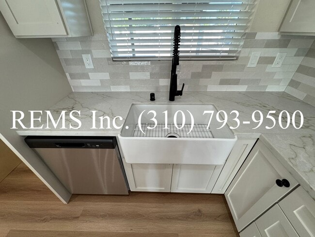 Building Photo - Remodeled Hersperia Front House with Laund...