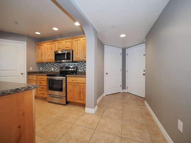 Building Photo - Beautiful Daybreak Condo