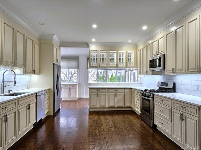 Building Photo - 49 Greenridge Ave