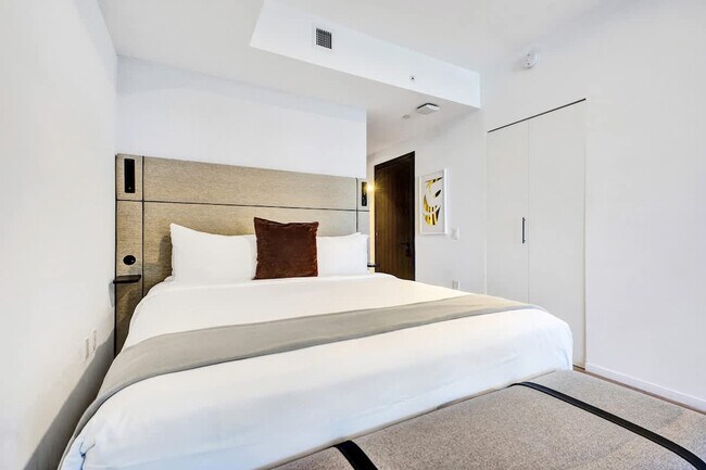 Building Photo - 398 NE 5th St