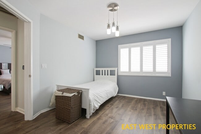 Building Photo - 1430 S Point View St