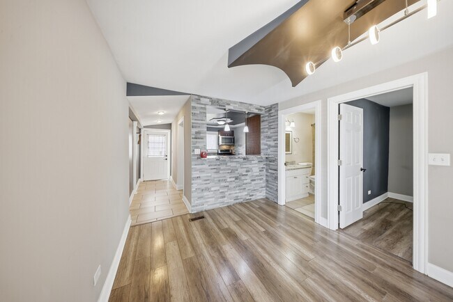 Building Photo - 810 Superior St