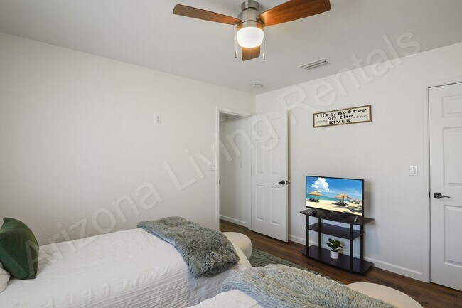 Building Photo - FURNISHED AVAILABLE OCTOBER - MAY