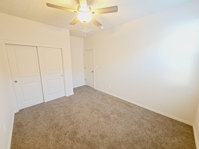 Building Photo - 3 bed 2 bath home in Huning Ranch! Move in Special!