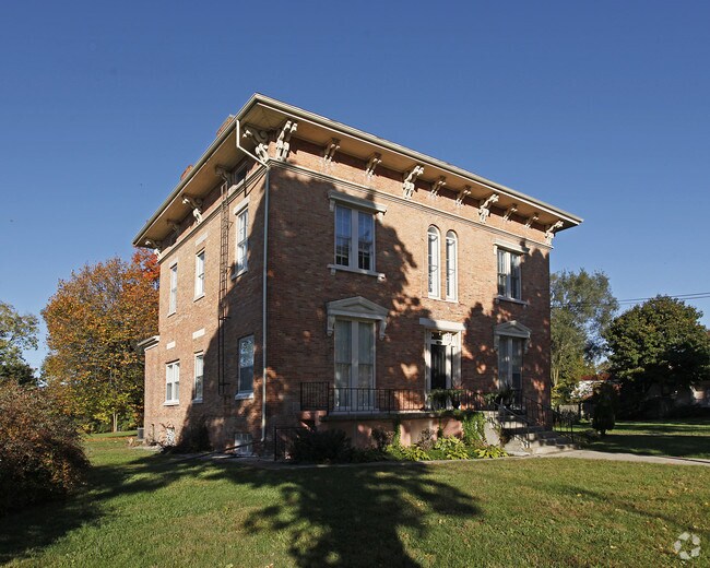 Building Photo - 223 N River St