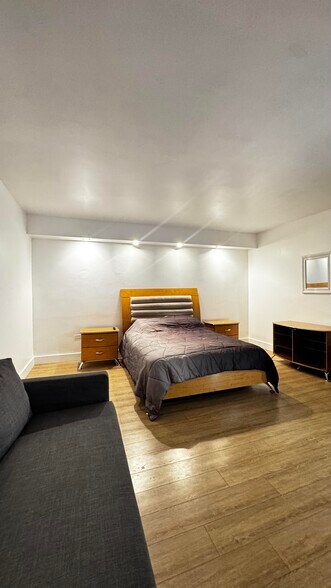 Building Photo - 999 Brickell Bay Dr