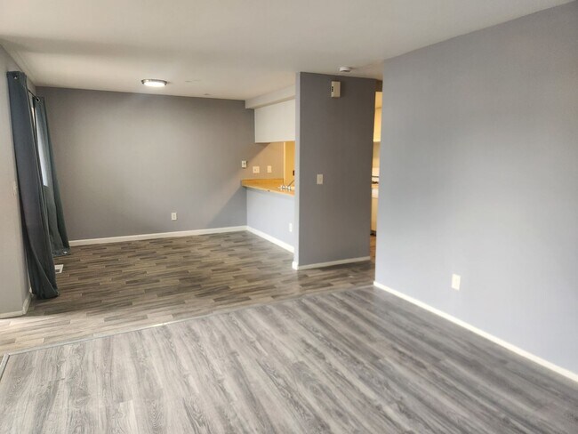 Building Photo - Charming 2-bedroom, 2- bathroom home in park like setting close to downtown Santa Rosa