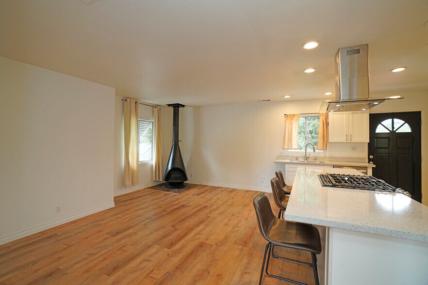 Open living are concept - 528 N Michigan Ave