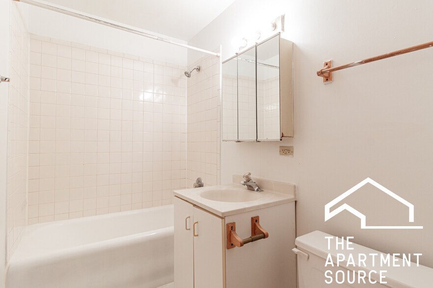 Building Photo - 633 W Barry Ave