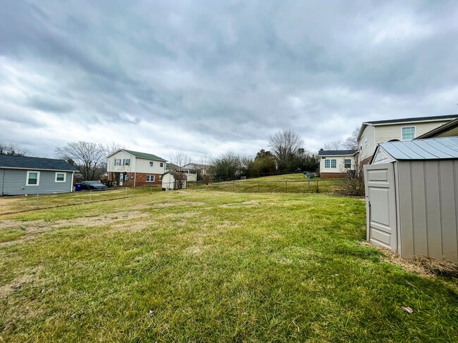 Building Photo - Cozy 3 Bedroom, 1 1/2 Bathroom Near Downto...