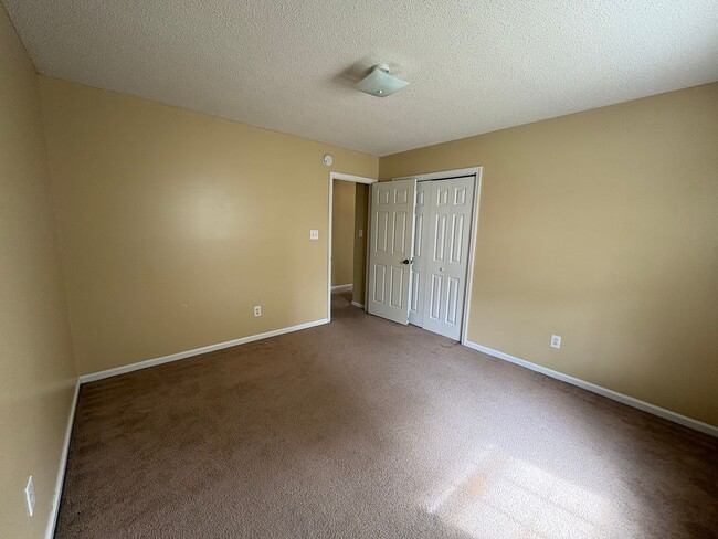 Building Photo - Charming two bedroom two bath town home that is set on an end unit. This home is just minutes fro...