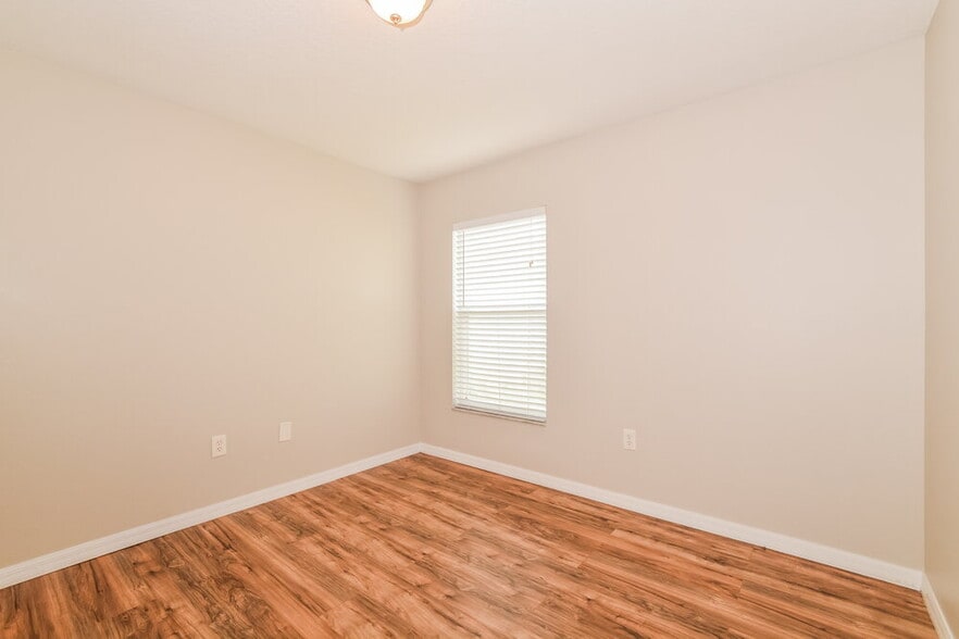 Building Photo - 2407 Knightsbridge Blvd