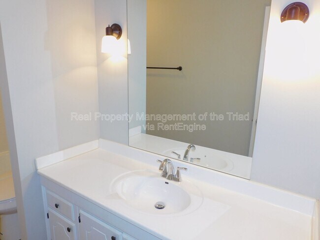 Building Photo - 4921 Chaucer Dr