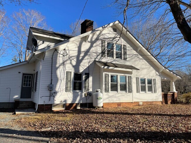 Building Photo - 4-5 bedroom home in Franklinville