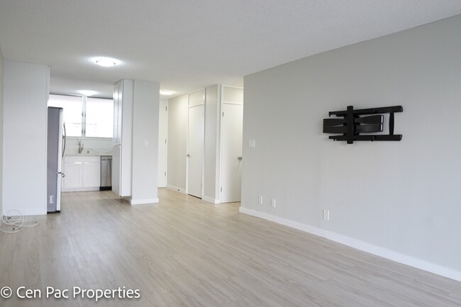 Building Photo - 2 Bed/2 Bath/1 Parking - Beautiful Unit with Nice View in Salt Lake!