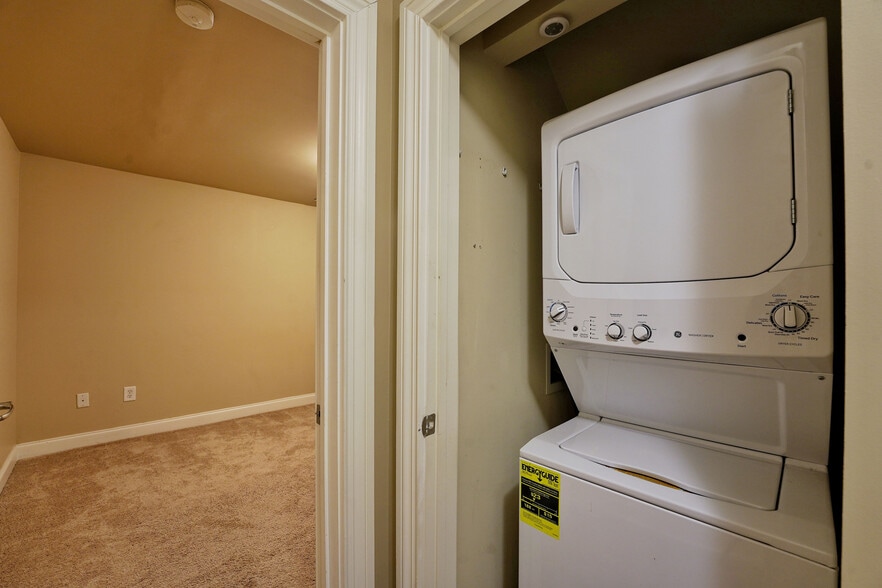 Building Photo - 307 Le Gran Bnd