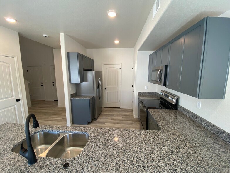 Kitchen - 1506 Alyssaelaine Dr