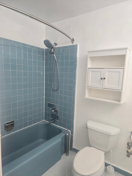 Building Photo - 1037 E 57th St