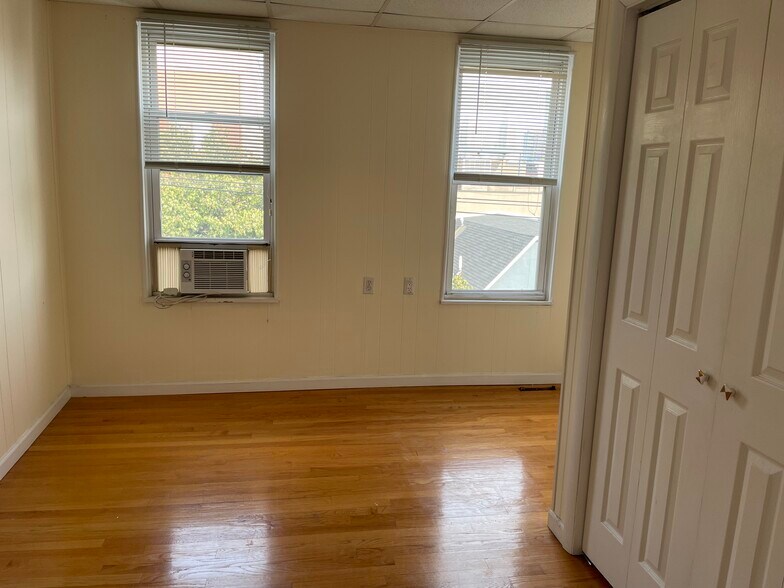 Building Photo - 475 Monmouth St