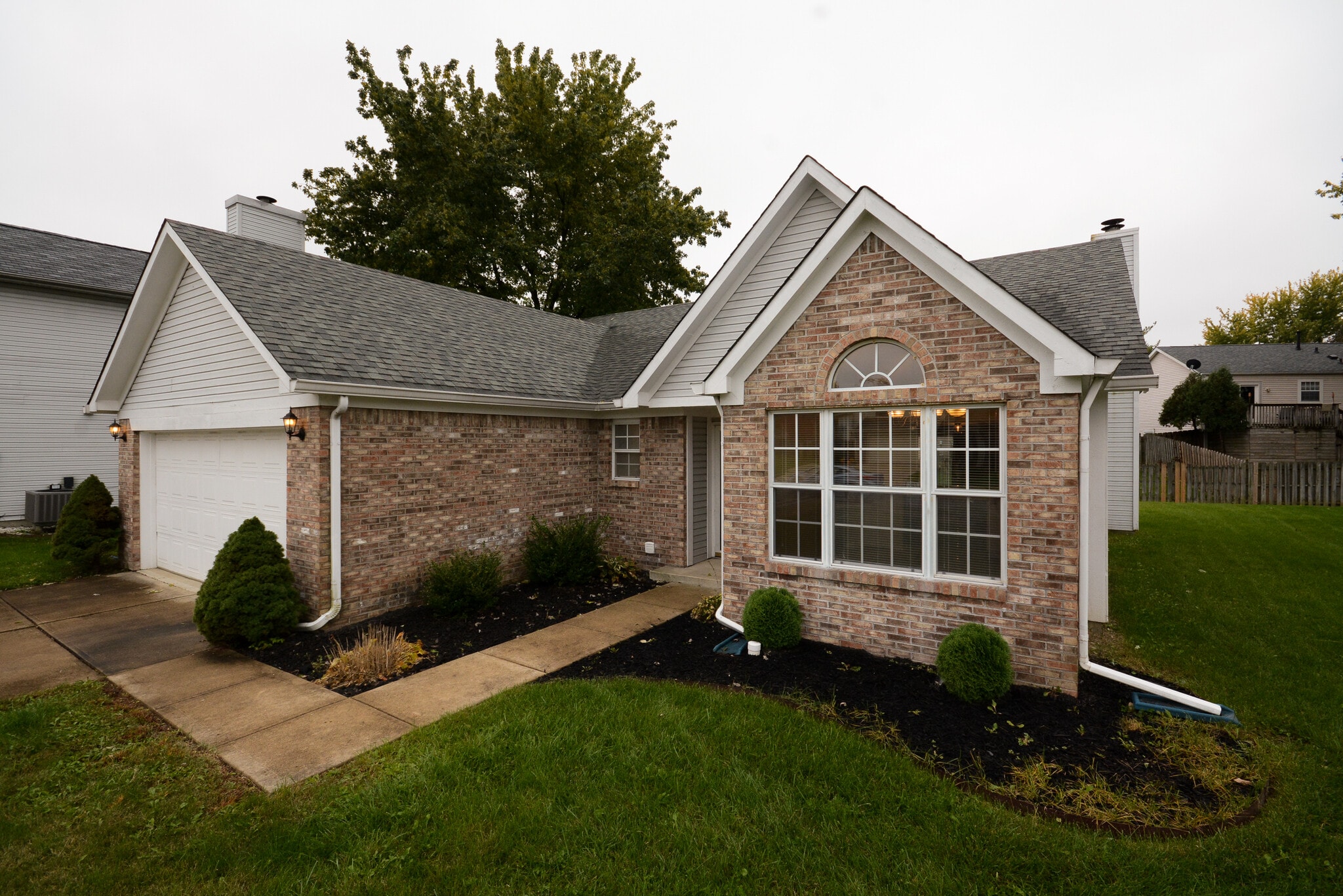 Front - 582 Redfox Ct N