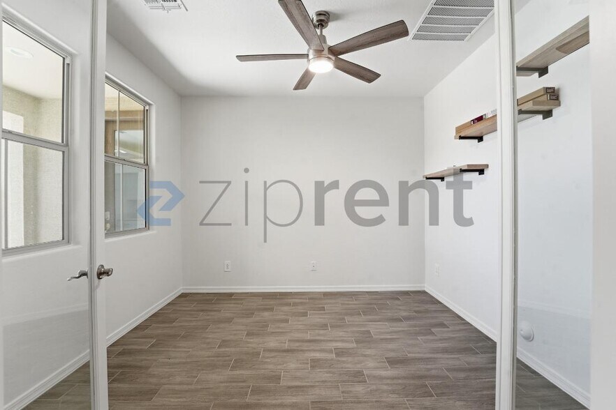 Building Photo - Unit