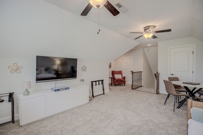 Building Photo - Fully Furnished, Short Term Rental, 1 Mont...
