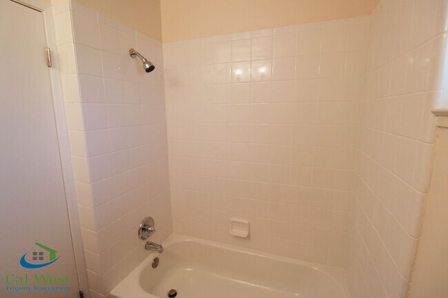 Building Photo - $2495 - 2 Bed 1.5 Remodeled 2 Story Towhn Home Near Keily and Saratoga
